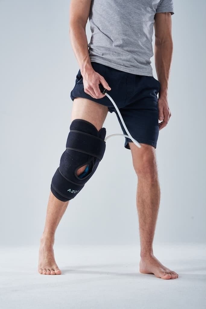Cold Compression Knee with ROM Hinges - Azot medical device image 1