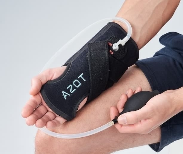 Cold Compression Wrist Splint - Azot medical cold compression therapy device