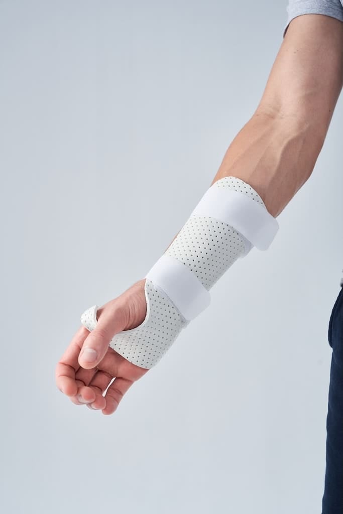 Thermoplastic Wrist Splint - Azot medical cold compression therapy device